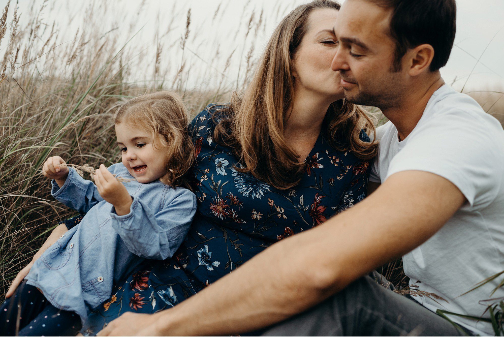 Eine Familie auf Rügen in der Natur. Fotografin für Familienshootings. Familienfotografie in Binz, Sellin, Göhren, Sassnitz