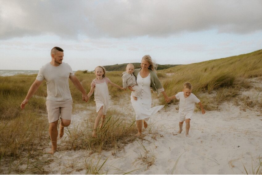 Familienfotografie-Hiddensee-Familienfotos-in-den-Dünen-Meer- auf-Insel-Hiddensee